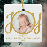 Första jul som morföräldrar Photo Guld skript Julgransprydnad Keramik<br><div class="desc">Den här keepsaken Första julen Som morföräldrars fotodekoration dekoreras med ord JOY i skripttypografi i snyggt guld på vit bakgrund. Enkelt anpassade.</div>