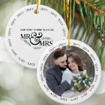 Första jul som Mr. och Mrs. Bröllop Photo Julgransprydnad Keramik<br><div class="desc">Det första året var gift med prydnadsföremål,  och året upprepades kring kant. Dubblan satte ornament med ditt bröllop-foto på ena sidan och "våra första chrismtas som Mr och Mrs på den andra sidan. Nyligen gift julklapp till en par-gift julklapp.</div>