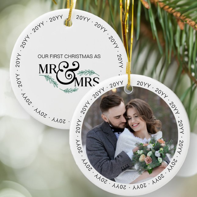 Första jul som Mr. och Mrs. Bröllop Photo Julgransprydnad Keramik (Mr & Mrs first christmas ornament from the Newlywed Christmas Gift Ideas collection by Darling & May)