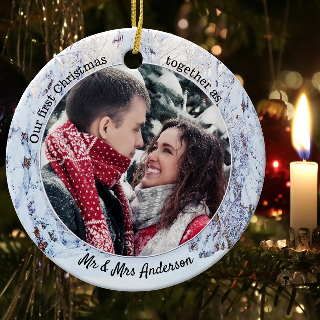 Första jul som Mr. och Mrs. Helgdag Photo Julgransprydnad Keramik (Christmas ornament featuring your own custom photo framed by an image of snow covered pine trees)