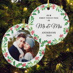 Första jul som Mr och Mrs. Photo Julgransprydnad Keramik<br><div class="desc">Denna första jul som herr & fru ornament är dekorerad med vattenfärgen holly och mistletoe. Anpassade enkelt med ditt foto och namn. Om du vill redigera ytterligare använda ändrar du teckensnittet, teckensnittet storlekt eller färg med Verktyg i Design. Eftersom vi skapar vår teckning kommer du inte att hitta just den...</div>