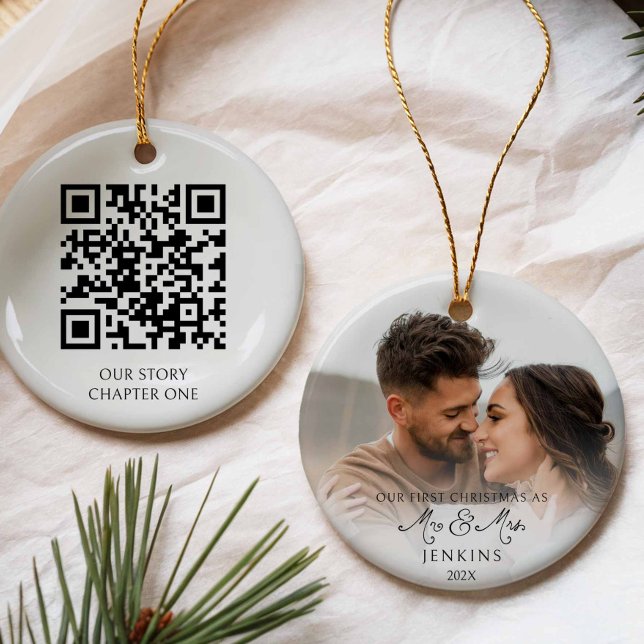 Första jul som Mr. och Mrs. QR Code Photo Julgransprydnad Keramik (Our First Christmas MR and Mrs QR Code Photo Ornament)