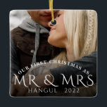 Första jul som Mrs. Couple Photo Julgransprydnad Keramik<br><div class="desc">Det moderna parets foto första jul som Mr. Och fru ornament. Lägg bara till ett eget foto och anpassa din helgdag med ditt gifta namn och år. En perfekt håller på att prydas varje jul för att pryda träd.</div>