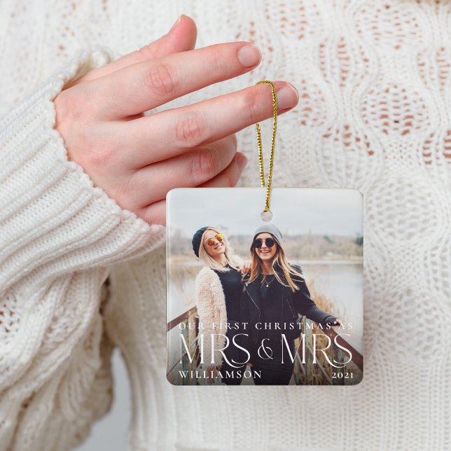 Första jul som Mrs & Mrs Modern Couple Photo Julgransprydnad Keramik (First Christmas As Mrs & Mrs Modern Couple Photo Ceramic Ornament)