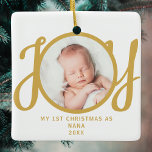Första jul som Nana Photo Guld skript Julgransprydnad Keramik<br><div class="desc">Den här nyckelsaken,  "Första julen som Nana"-fotodekorationen,  dekoreras med ord "JOY" i snyggt guld-manustypografi på vit bakgrund. Enkelt anpassade.</div>