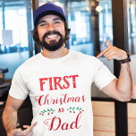 Första jul som Pappa-familjen matchar röd text T Shirt<br><div class="desc">Den här vita t-tröjan är perfekt för personligens julmatchande familjekläder. Det står "Första jul som Pappa" i ett rött modernt typsnitt. Kontakta mig gärna om du vill ha ytterligare anpassningar eller andra matchande artiklar.</div>