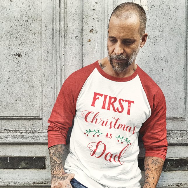 Första jul som Pappa-familjen matchar röd text T Shirt (Skapare uppladdad)