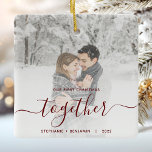 Första jul tillsammans med Anpassningsbar Foto Red Julgransprydnad Keramik<br><div class="desc">Minneshögtidlighålla er första jul som ett par, som är engagerat eller gift, med denna vackra moderna keepéprydnad. Den mörk röda texten lyder "Vår första jul tillsammans" med ord "tillsammans" i handskriftsskript i elegant med blommor före och efter. Ersätt exempelbilden med ditt favoritfoto och lägg till namnen och året. Ett vitt...</div>
