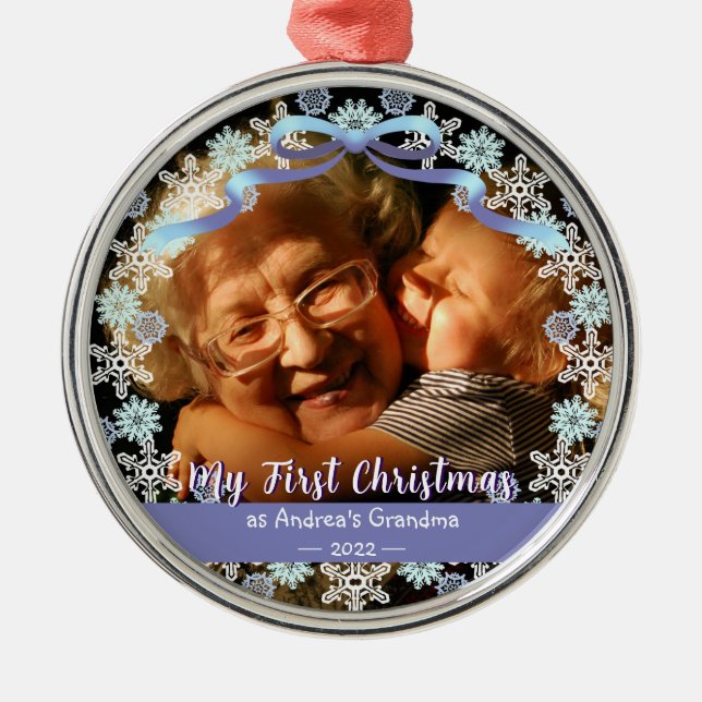 Första Julafton Grandma Snöflingor Soft Blue Lila Julgransprydnad Metall (Framsidan)