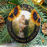 Första julafton PHOTO Mr. och Mrs. Solrosustic Julgransprydnad Keramik<br><div class="desc">Rustic land nylweds bröllop runt foto Första julen som Mr. och Mrs. personlig träd ornament med gult guld solrosbuketter över en mörk brun lada.           Enkel att anpassa med namn,  text och foto!            Det kan vara en söt keepsaké för ett nytt par.</div>