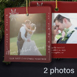 Första julen 2 foton Mr. och Mrs.-paret red Julgransprydnad Keramik<br><div class="desc">Den minimalistiskt moderna meriten och den nygifta mr och mrs bröllop newlyweds har ett foto dubbla sided personlig keepsakred Julgran ornament template med ett trendig handskrivet namnteckning kalligrafiskript för stil faux silver och en snöflake.             Enkel att anpassa på båda sidor med texten och bilder.</div>