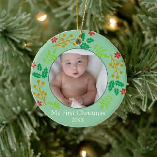 Första julen bebisfoto julfirande minne julgransprydnad keramik