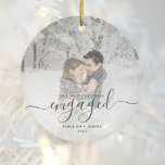 Första julen - Engagerad - lägg till ditt fotoskri Julgransprydnad Keramik<br><div class="desc">Minneshögtidlighålla din förlovning med denna vackra,  moderna keepsaksprydnad. Grått-texten från kol lyder: "Vår första jul förlovad",  med ord försatt i handskriftsskript för elegant med blomning före och efter. Ersätt exempelbilden med ditt favoritfoto och lägg till namnen och året. Ett vitt övertoningsfilter hjälper till att göra så att texten visas.</div>