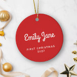 Första julen - Enkelt Cute Red Personlig Namn Julgransprydnad Keramik<br><div class="desc">Fira en speciell milstolpe med den här första julprydnaden, som har en enkel och söt design i festive Red. Personlig med ett namn är detta keramiska prydnadsämne perfektens ivriga att hedra minnet av en baby som först jul eller ett nyklippt pars helgdag tillsammans. Dess minimalistiska charm tillför en ljuvlig och...</div>