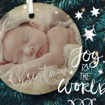 Första Julen - enkelt skript, Baby-foto med Anpass Julgransprydnad Keramik<br><div class="desc">Den här enkla och klassiska designen består av serif-typografi och lägger till ett anpassningsbar foto och år.</div>