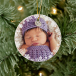 Första julen Flicka Snowflake Ram Photo Julgransprydnad Keramik<br><div class="desc">Snöflingan ramade in baby första design av prydnadsföremål för julfoto har en rund krans av finkänsligt vitt snöflingor som ram-foto som övertäckningsdesign. Ett meddelande om anpassningsbar visas på utsmyckningens baksida tillsammans med silver färgadens bakgrund (kan ändras). Den här helgdag av fotodesignen kan vara personlig med baby namn och födelseår. Vitt,...</div>