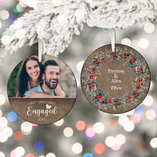 Första julen förlovad Rustik jutesäck Foto Julgransprydnad Keramik (First engaged Christmas photo ornament)