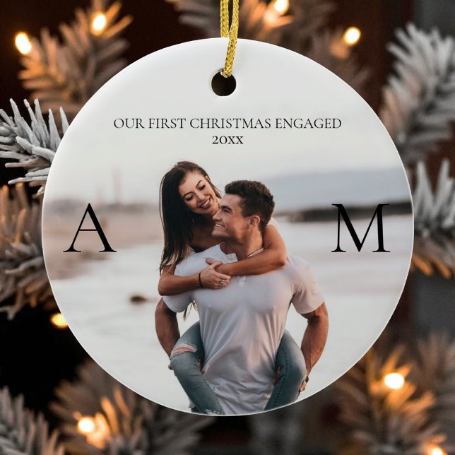 Första julen förlovade modern par 2 foto julgransprydnad keramik (First Christmas Engaged Modern Couple 2 Photo Ceramic Ornament)