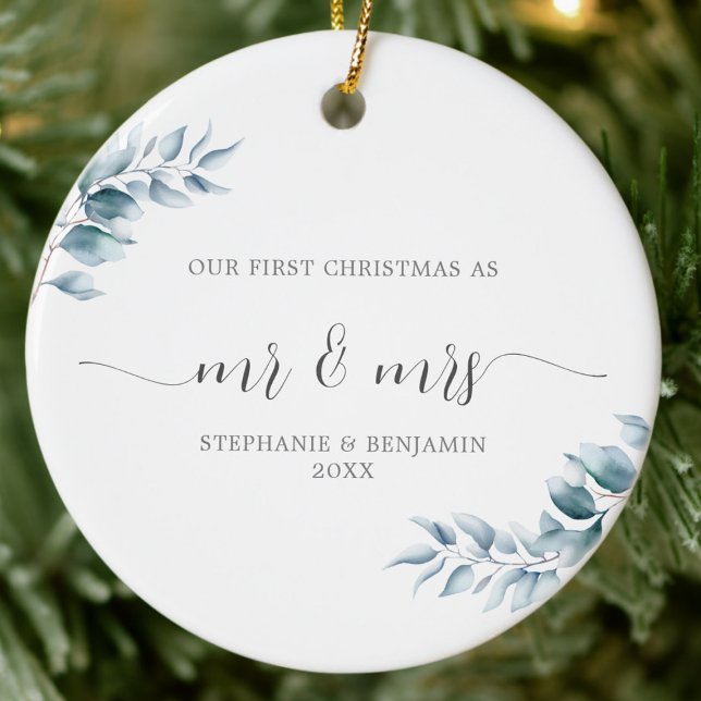 Första julen, fru Botanical Ice Blue-Eleganten Julgransprydnad Keramik (our first christmas mr mrs newlywed couple photo ornament winter wreath greenery elegant minimalist)