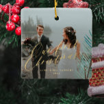 Första julen gift Mr. och Mrs. 2-foto Julgransprydnad Keramik<br><div class="desc">Den enkla eleganten faux guld-skript,  nylweds bröllop dubbla,  satte två anpassningsbar på foto Första jul som herr och fru personlig träd ornament med en gräs bough.            Enkel att anpassa med namn,  år och bilder!            Det kan vara en söt keepsaké för ett nytt par.</div>