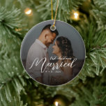 Första julen Gift Newlyed Julgransprydnad Keramik<br><div class="desc">Markera en vacker milstolpe med den här klassiska keramiska prydnaden, perfekt för att fira din första jul som Mr & Mrs Designad med elegant manus och tidlös charm, det är en meningsfull keepy att hänga år efter år. En hjärtlig gåva till nygifta eller ett underbart tillägg till din egen helgdag-dekoration....</div>