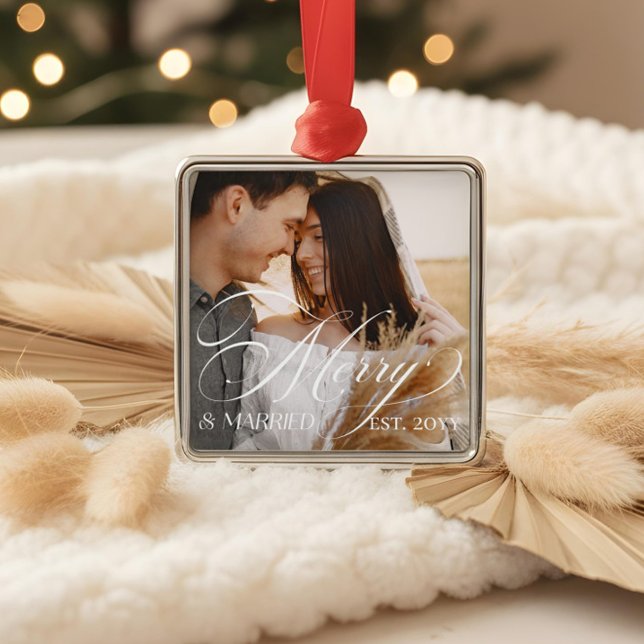 Första julen Glad & Gift Nygifta Minnessak Julgransprydnad Metall (Merry & Married Elegant Script Newlyweds Photo Metal Ornament)