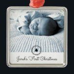 Första julen i Baby Julgransprydnad Metall<br><div class="desc">Fira din baby i julas med en uppskattad fotokeepy som ska hänga på träd i åratal till kom. Ladda upp ditt favoritminne bild och lägg till baby namn för att skapa ett meningsfullt helgdag-minne. En fin gåva till nya föräldrar och ett vackert sätt att markera denna speciella milstolpe.</div>