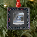 Första julen i vår nya hemfotomilj namn julgransprydnad metall<br><div class="desc">Den första julen i vårt nya hemfoto Ornament. Lägg till dina egna foton av ditt nya hem,  lägg till namn,  text och år och skapa en mycket personlig och unik julprydnad.</div>