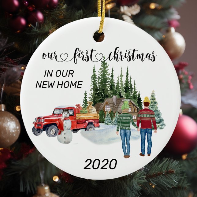 Första julen i vår nya vinterfärg i hemmet julgransprydnad keramik (Skapare uppladdad)