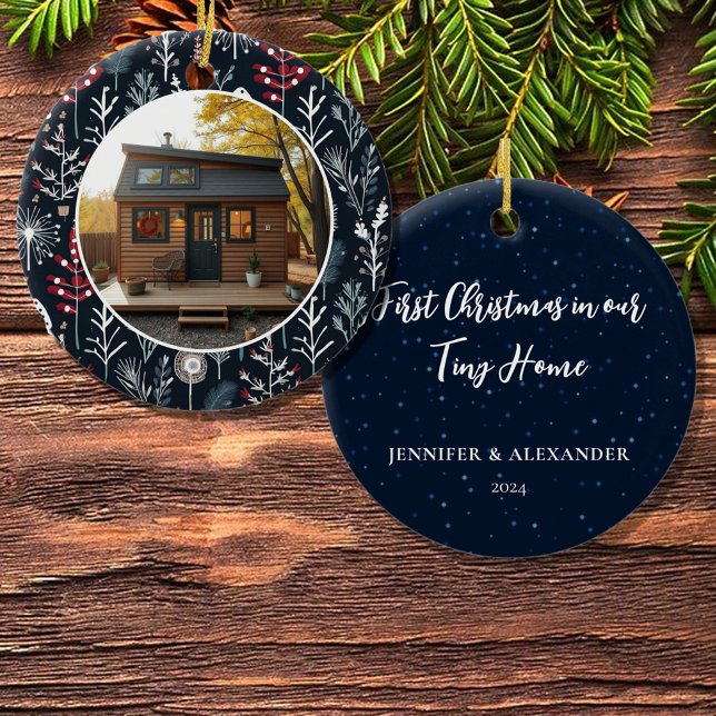 Första julen i vårt lilla hemfoto julgransprydnad keramik (First Christmas in our Tiny Home ornament. You can add your own photo, text, names and year.)