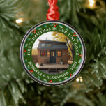 Första julen i vårt lilla hemhusfoto julgransprydnad metall<br><div class="desc">Den första julen i vårt nya lilla hemfoto Ornament. Lägg till dina egna foton av ditt nya hem,  lägg till namn,  text och år och skapa en mycket personlig och unik julprydnad.</div>