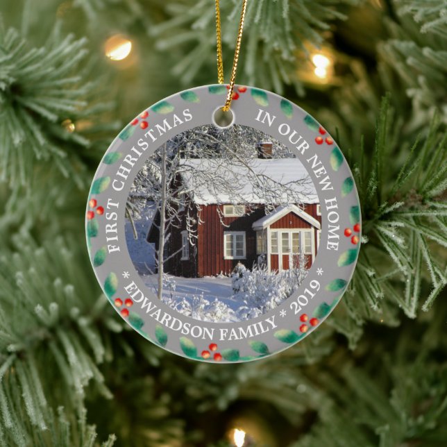 Första julen i vårt nya eget foto hemma julgransprydnad keramik (Träd)