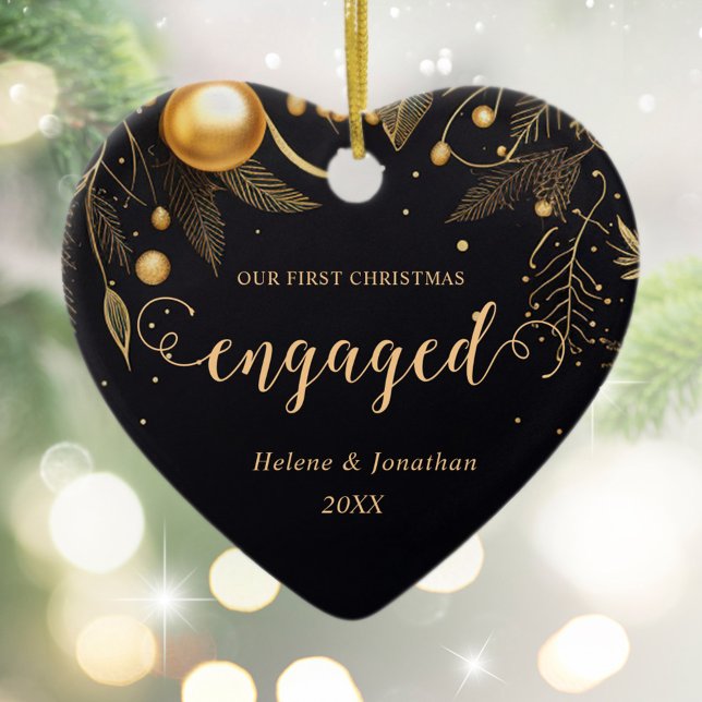Första julen - Modern Elegant par Guld Julgransprydnad Keramik (First Christmas Engaged Modern Elegant Couple Gold Ceramic Ornament)