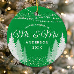 Första julen, mrs Grönt Winter String Ljus Julgransprydnad Keramik<br><div class="desc">Fira den första julen med den här charmerande keramiska prydnaden. Utformningen har en grönt vinter string ljus-bakgrund med ord "Mr. Och Mrs." i ett klassiskt skript. Den här personligen gör en tankfull bröllop eller en gåva till husuppvärmningen. Det högkvalitativa prydnadsämnet kommer redot att hänga och kommer säkert att vara skattat...</div>
