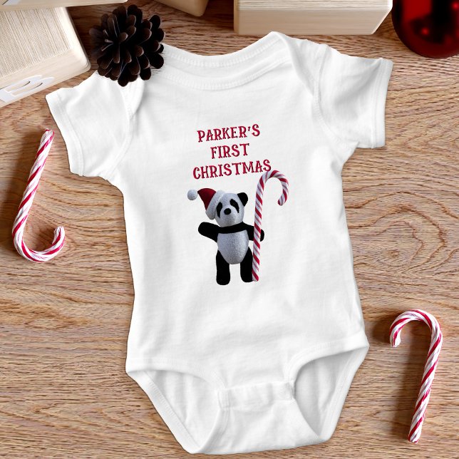 Första julen Panda Björn Söt Bebis Bodysuit T Shirt (A cute panda bear bodysuit with a Santa hat and a candy cane with space for your little one's name)