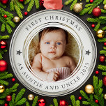 Första julen som Auntie & farbror Photo Julgransprydnad Metall<br><div class="desc">Anpassa den här prydnaden med ett foto av din baby och året för att göra en vacker keepsaké för den nya munken och morbror.</div>
