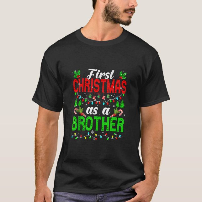 Första julen som broderfamilj Julafton Ljus Pa T Shirt (Framsida)