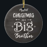 Första julen som en Big Brother Chalkboard Julgransprydnad Keramik<br><div class="desc">Har du redan beställt din nyfödd bebis "första julen"? Varför inte få ditt äldre barn att känna sig precis lika speciellare genom att beställa sitt eget trendig, med en krita som heter "Min första jul som en storebror", genom att föra in ett bild av ditt barn med sin lillasyster eller...</div>