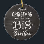 Första julen som en Big Brother Chalkboard Julgransprydnad Keramik<br><div class="desc">Har du redan beställt din nyfödd bebis "första julen"? Varför inte få ditt äldre barn att känna sig precis lika speciellare genom att beställa sitt eget trendig, med en krita som heter "Min första jul som en storebror", genom att föra in ett bild av ditt barn med sin lillasyster eller...</div>