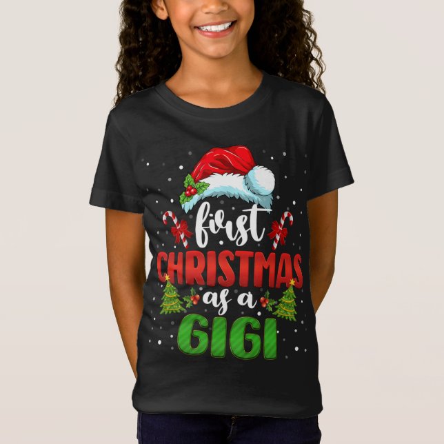Första julen som en gigi Hat Santa Gender Reveal T Shirt (Framsida)