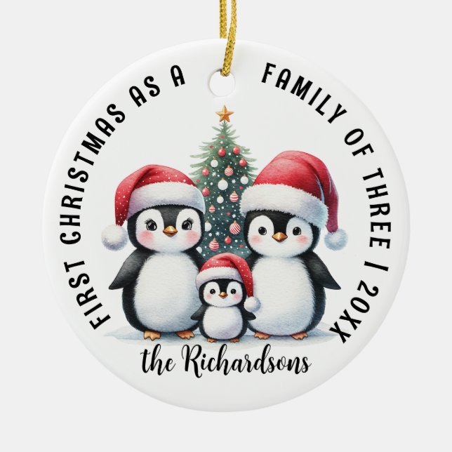 Första julen som familj av tre Cute Penguins Julgransprydnad Keramik (Framsidan)