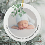 Första julen som farföräldrar Foto Watercolor Julgransprydnad Keramik<br><div class="desc">Den här morförälderns första julprydnad dekoreras med vattenfärgsmistletoe. Anpassade enkelt med ditt baby-foto, namn och år. Använda Verktyg i Design om du vill ändra texten storlekt, stil eller färg. Eftersom vi skapar vår teckning kommer du inte att hitta just den här bilden från andra designers. Ursprunglig vattenfärg © Michele Davies....</div>