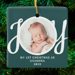 Första julen som farmor i Grönten Foto Keepsaki Julgransprydnad Keramik<br><div class="desc">Den här knapphändiga fotoprydnaden "Första julen som mormor" dekoreras med ord "JOY" i snyggtens skripttypografi på gröntens bakgrund. Enkelt anpassade.</div>