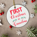 Första julen som farmor vit med baby foton julgransprydnad keramik<br><div class="desc">Den här Julgran-prydnaden är perfekt att fira din första jul som mormor. Det står "Första julen som mormor" i ett modernt rött teckensnitt på vit bakgrund. Den andra sidan har ett anpassade bild i baby, med namn och födelsedatum. Kontakta mig gärna om du vill ha ytterligare anpassningar eller andra matchande...</div>