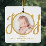 Första julen som förälder Foto Keepsaké Julgransprydnad Keramik<br><div class="desc">Den här keepsaken Första jul Som föräldrafotodekoration dekoreras med ord JOY i guld,  snyggt skripttypografi på vit bakgrund. Enkelt anpassade.</div>
