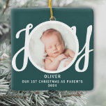Första julen som föräldrafoto-Grönten Keepsaké Julgransprydnad Keramik<br><div class="desc">Den här keepsaké Första julen Som överordnad fotodekoration dekoreras med ord JOY i snyggt skripttypografi på gröntens bakgrund. Enkelt anpassade.</div>