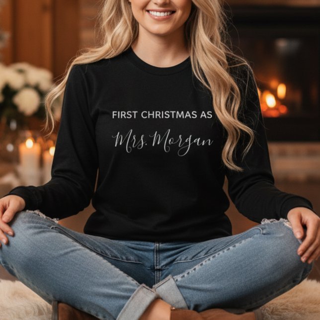 Första julen som fru Personlig T-Shirt (First Christmas as Mrs Personalized Newlywed Sweatshirt Gift)