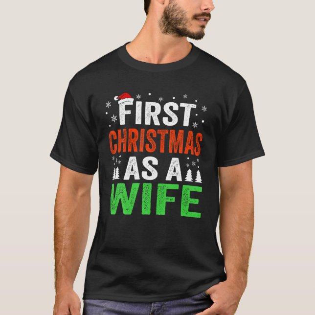 Första julen som frun 1:a jultomten gift t shirt (Framsida)
