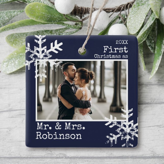 Första julen som gifta flottans foto julgransprydnad keramik (Rustic snowflake newlywed holiday keepsake photo ornament perfect for gifts to bring joy to others.)