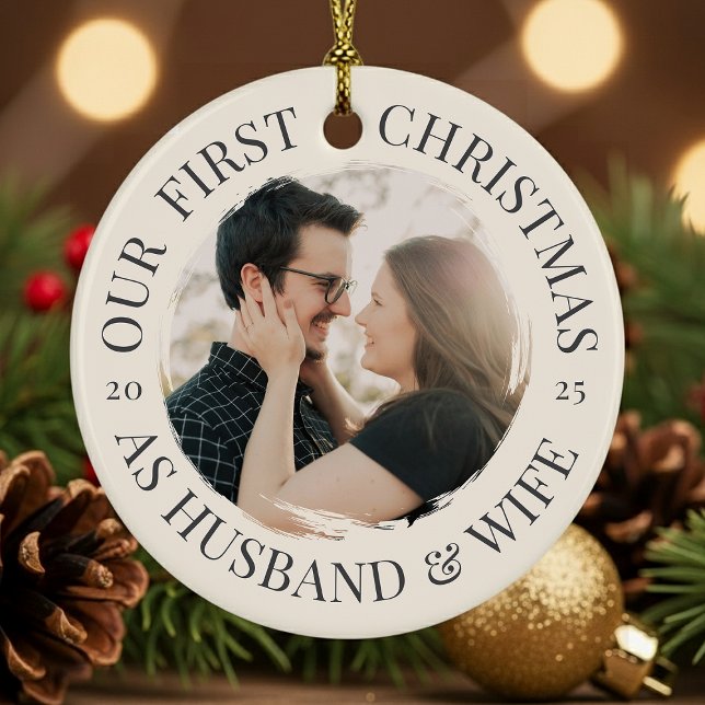 Första julen som Make och fru Julgransprydnad Keramik (Front view—white ceramic round with “Our First Christmas as Husband & Wife” and year.)